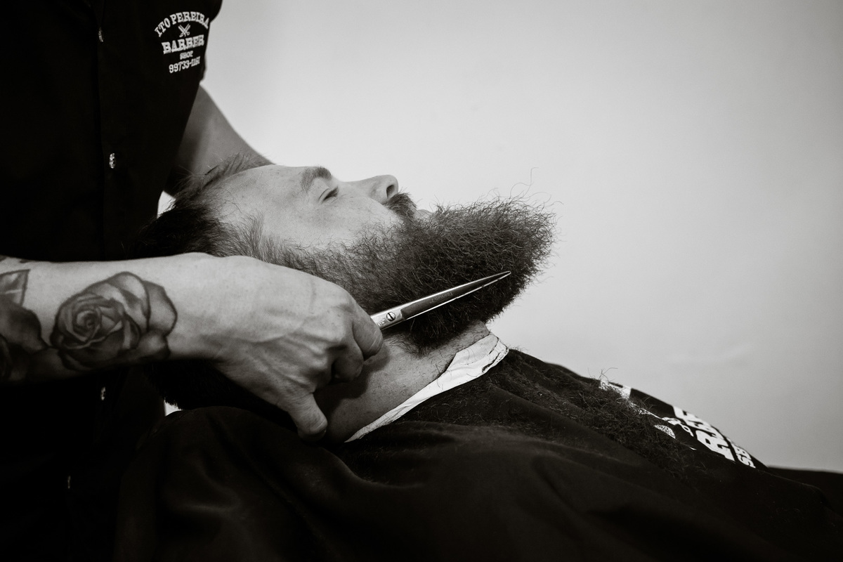 FOTOGRAFIA CASAMENTO NOIVA MAQUIAGEM NOIVO BARBEARIA EMOÇÃO CASAMENTO FOTOS CRIATIVAS FOTOS DA IGREJA CASAL WEDDING FOTOS DA FESTA DE CASAMENTO CASAL NO FINAL DA FESTA FOTOS DEPOIS DA IGREJA 