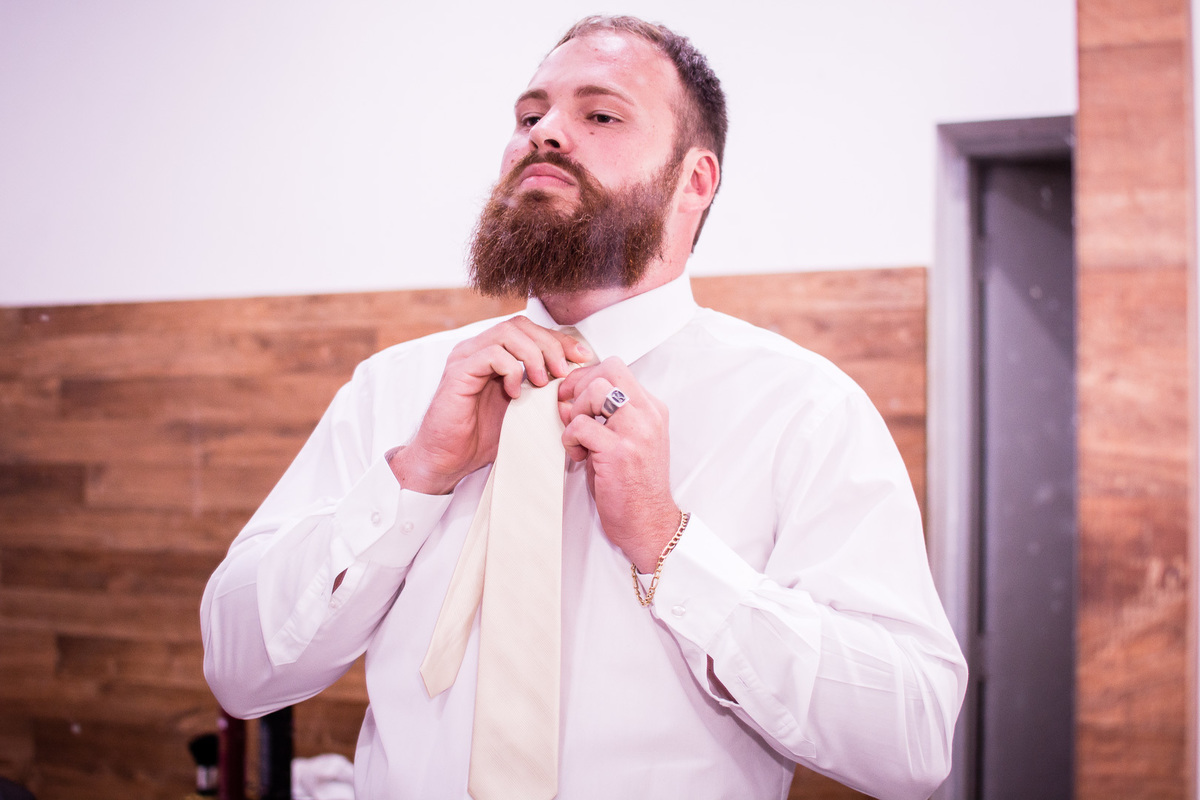 FOTOGRAFIA CASAMENTO NOIVA MAQUIAGEM NOIVO BARBEARIA EMOÇÃO CASAMENTO FOTOS CRIATIVAS FOTOS DA IGREJA CASAL WEDDING FOTOS DA FESTA DE CASAMENTO CASAL NO FINAL DA FESTA FOTOS DEPOIS DA IGREJA 