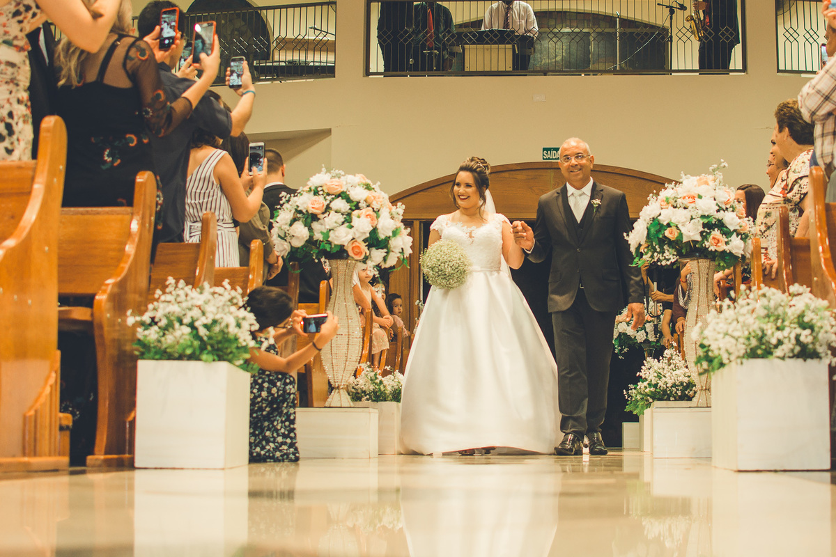 FOTOGRAFIA CASAMENTO NOIVA MAQUIAGEM NOIVO BARBEARIA EMOÇÃO CASAMENTO FOTOS CRIATIVAS FOTOS DA IGREJA CASAL WEDDING FOTOS DA FESTA DE CASAMENTO CASAL NO FINAL DA FESTA FOTOS DEPOIS DA IGREJA 