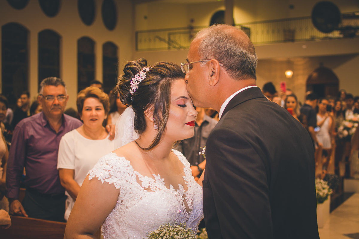 FOTOGRAFIA CASAMENTO NOIVA MAQUIAGEM NOIVO BARBEARIA EMOÇÃO CASAMENTO FOTOS CRIATIVAS FOTOS DA IGREJA CASAL WEDDING FOTOS DA FESTA DE CASAMENTO CASAL NO FINAL DA FESTA FOTOS DEPOIS DA IGREJA 