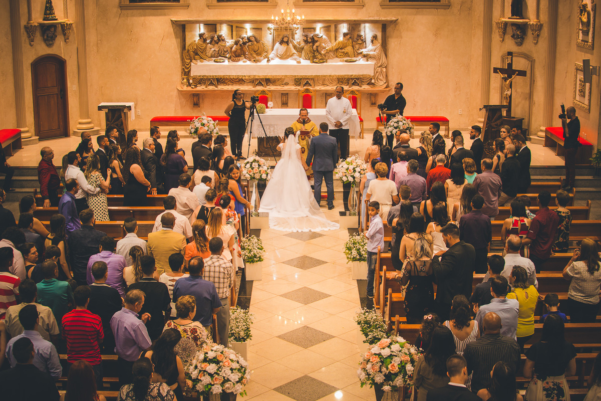 FOTOGRAFIA CASAMENTO NOIVA MAQUIAGEM NOIVO BARBEARIA EMOÇÃO CASAMENTO FOTOS CRIATIVAS FOTOS DA IGREJA CASAL WEDDING FOTOS DA FESTA DE CASAMENTO CASAL NO FINAL DA FESTA FOTOS DEPOIS DA IGREJA 