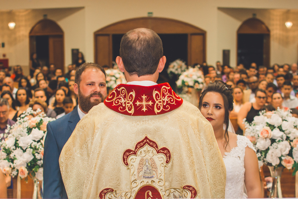 FOTOGRAFIA CASAMENTO NOIVA MAQUIAGEM NOIVO BARBEARIA EMOÇÃO CASAMENTO FOTOS CRIATIVAS FOTOS DA IGREJA CASAL WEDDING FOTOS DA FESTA DE CASAMENTO CASAL NO FINAL DA FESTA FOTOS DEPOIS DA IGREJA 