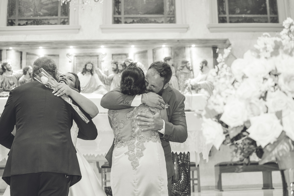 FOTOGRAFIA CASAMENTO NOIVA MAQUIAGEM NOIVO BARBEARIA EMOÇÃO CASAMENTO FOTOS CRIATIVAS FOTOS DA IGREJA CASAL WEDDING FOTOS DA FESTA DE CASAMENTO CASAL NO FINAL DA FESTA FOTOS DEPOIS DA IGREJA 