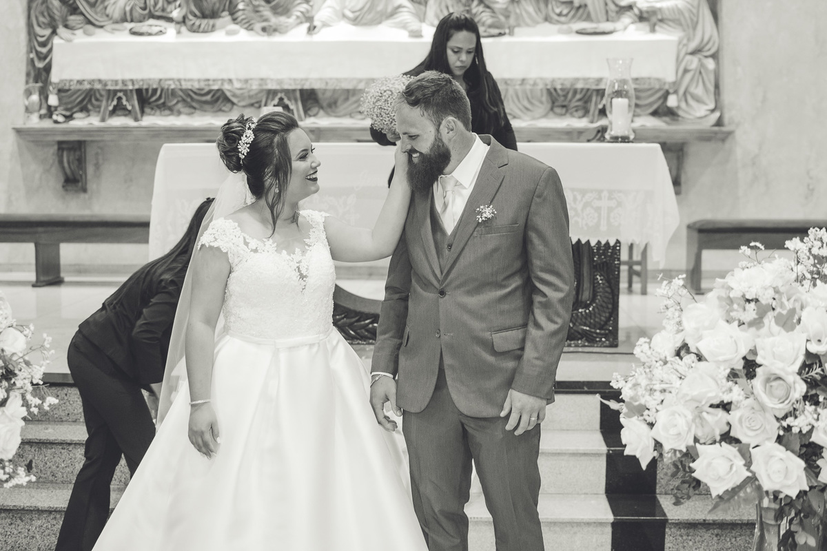 FOTOGRAFIA CASAMENTO NOIVA MAQUIAGEM NOIVO BARBEARIA EMOÇÃO CASAMENTO FOTOS CRIATIVAS FOTOS DA IGREJA CASAL WEDDING FOTOS DA FESTA DE CASAMENTO CASAL NO FINAL DA FESTA FOTOS DEPOIS DA IGREJA 