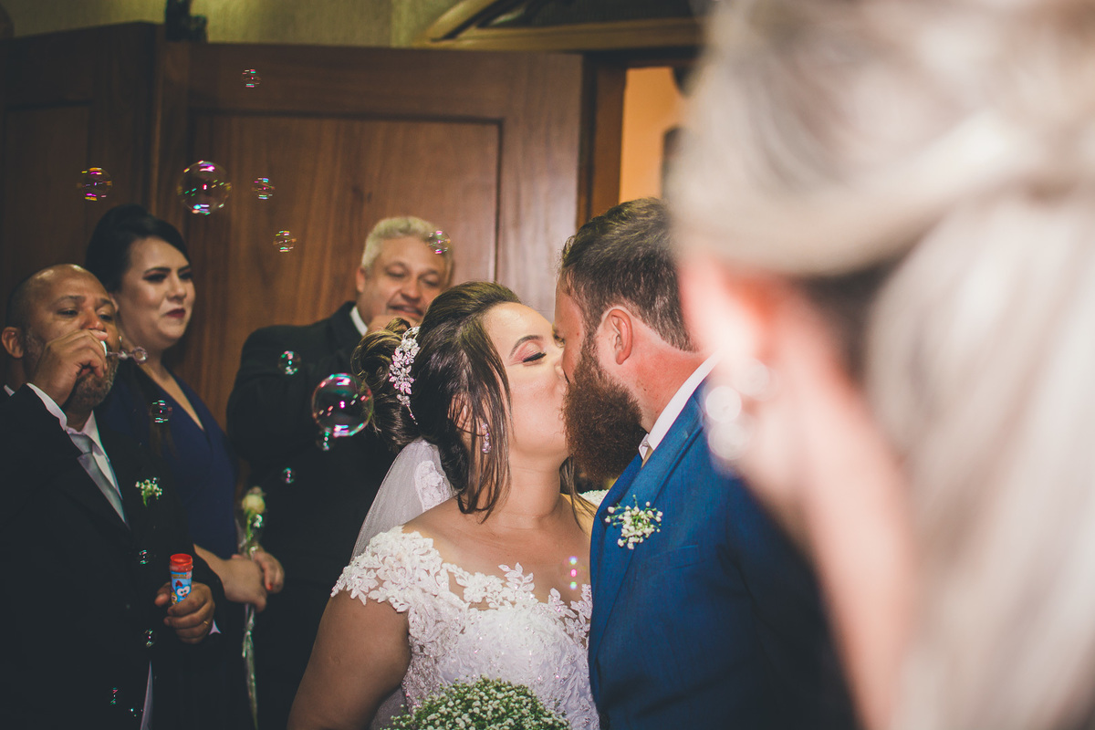 FOTOGRAFIA CASAMENTO NOIVA MAQUIAGEM NOIVO BARBEARIA EMOÇÃO CASAMENTO FOTOS CRIATIVAS FOTOS DA IGREJA CASAL WEDDING FOTOS DA FESTA DE CASAMENTO CASAL NO FINAL DA FESTA FOTOS DEPOIS DA IGREJA 