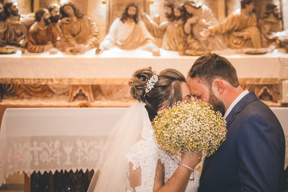 FOTOGRAFIA CASAMENTO NOIVA MAQUIAGEM NOIVO BARBEARIA EMOÇÃO CASAMENTO FOTOS CRIATIVAS FOTOS DA IGREJA CASAL WEDDING FOTOS DA FESTA DE CASAMENTO CASAL NO FINAL DA FESTA FOTOS DEPOIS DA IGREJA 