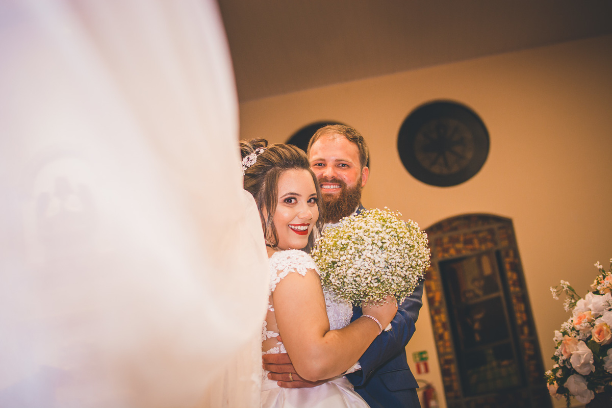 FOTOGRAFIA CASAMENTO NOIVA MAQUIAGEM NOIVO BARBEARIA EMOÇÃO CASAMENTO FOTOS CRIATIVAS FOTOS DA IGREJA CASAL WEDDING FOTOS DA FESTA DE CASAMENTO CASAL NO FINAL DA FESTA FOTOS DEPOIS DA IGREJA 