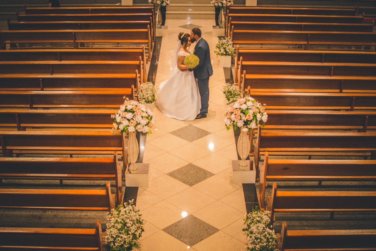 FOTOGRAFIA CASAMENTO NOIVA MAQUIAGEM NOIVO BARBEARIA EMOÇÃO CASAMENTO FOTOS CRIATIVAS FOTOS DA IGREJA CASAL WEDDING FOTOS DA FESTA DE CASAMENTO CASAL NO FINAL DA FESTA FOTOS DEPOIS DA IGREJA 