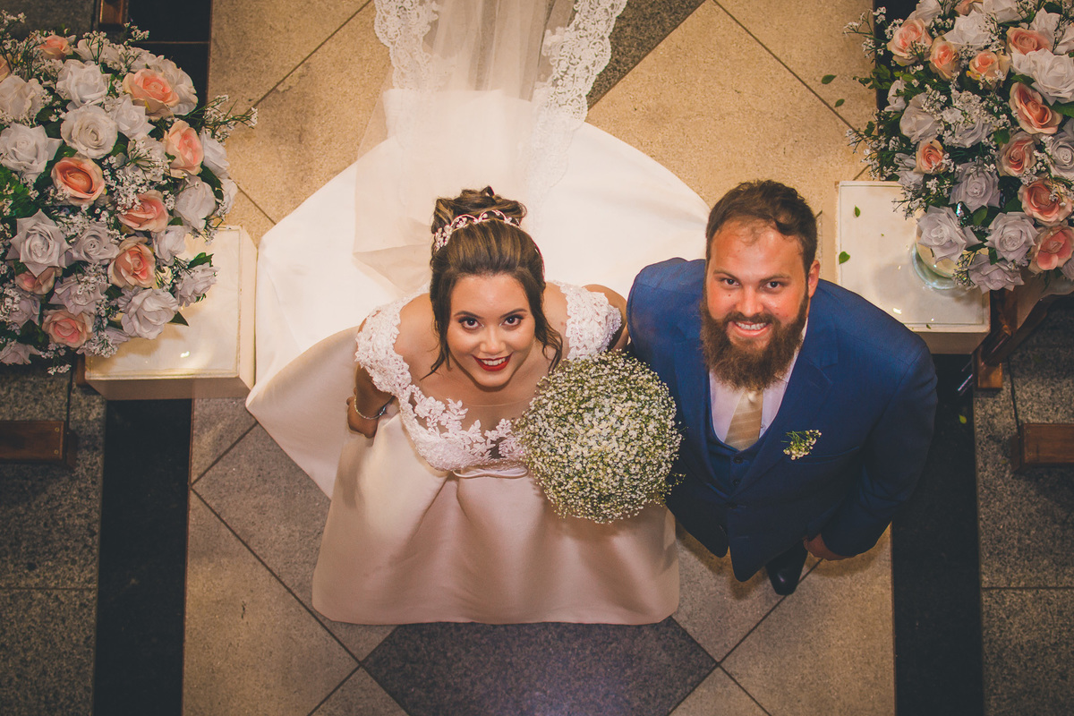 FOTOGRAFIA CASAMENTO NOIVA MAQUIAGEM NOIVO BARBEARIA EMOÇÃO CASAMENTO FOTOS CRIATIVAS FOTOS DA IGREJA CASAL WEDDING FOTOS DA FESTA DE CASAMENTO CASAL NO FINAL DA FESTA FOTOS DEPOIS DA IGREJA 