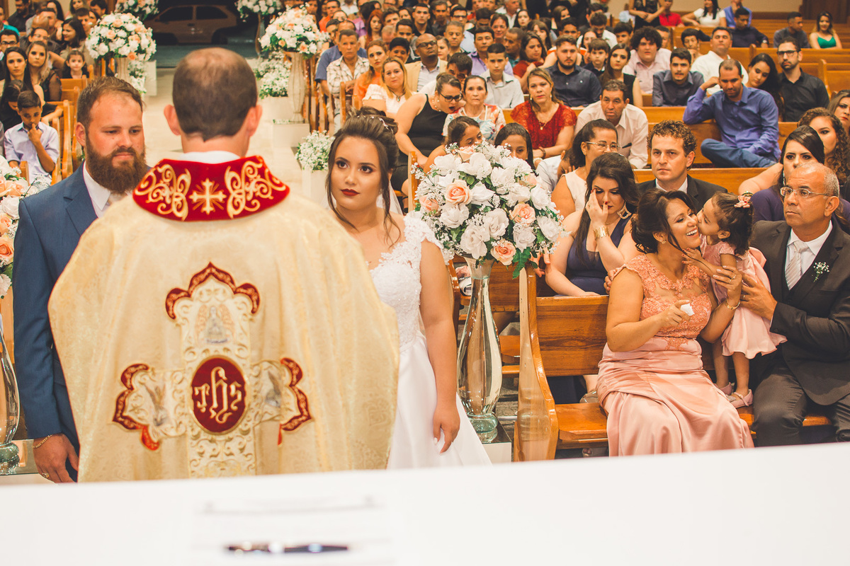 FOTOGRAFIA CASAMENTO NOIVA MAQUIAGEM NOIVO BARBEARIA EMOÇÃO CASAMENTO FOTOS CRIATIVAS FOTOS DA IGREJA CASAL WEDDING FOTOS DA FESTA DE CASAMENTO CASAL NO FINAL DA FESTA FOTOS DEPOIS DA IGREJA 