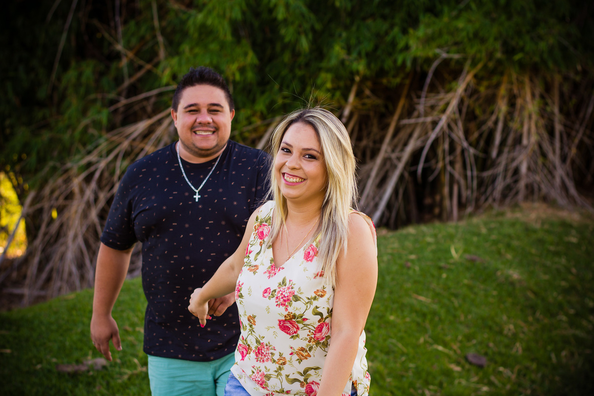 FOTOGRAFIA NOIVOS ENSAIO EXTERNO NO SITIO NOIVADO FOTOS CASAL AR LIVRE