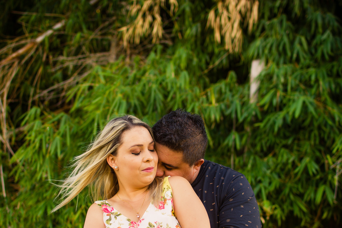 FOTOGRAFIA NOIVOS ENSAIO EXTERNO NO SITIO NOIVADO FOTOS CASAL AR LIVRE