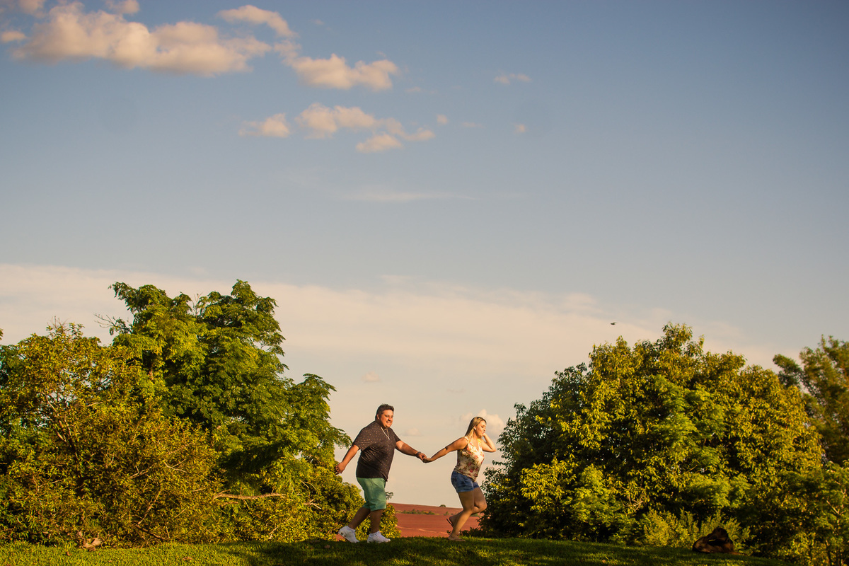 FOTOGRAFIA NOIVOS ENSAIO EXTERNO NO SITIO NOIVADO FOTOS CASAL AR LIVRE