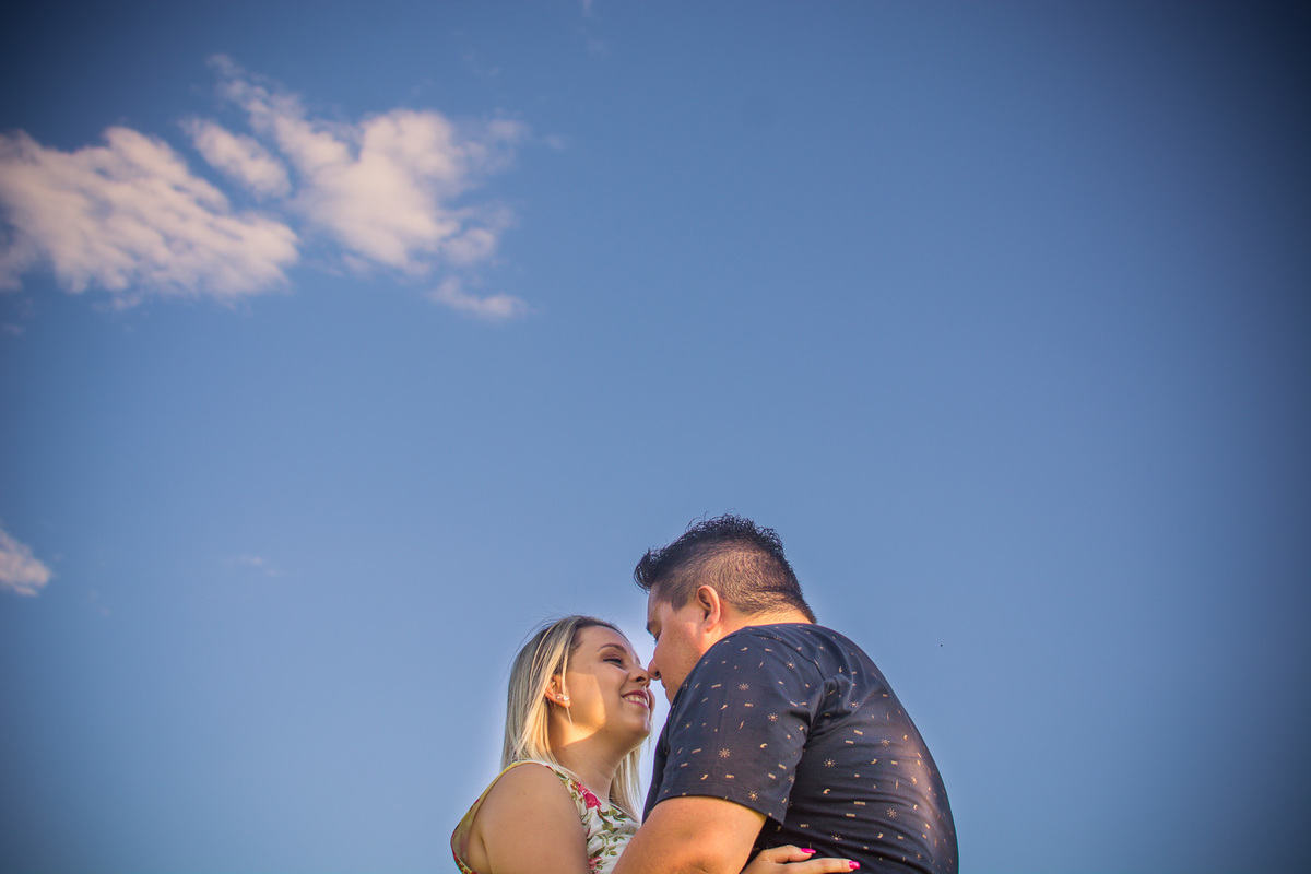 FOTOGRAFIA NOIVOS ENSAIO EXTERNO NO SITIO NOIVADO FOTOS CASAL AR LIVRE