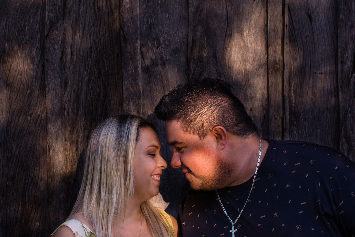 FOTOGRAFIA NOIVOS ENSAIO EXTERNO NO SITIO NOIVADO FOTOS CASAL AR LIVRE