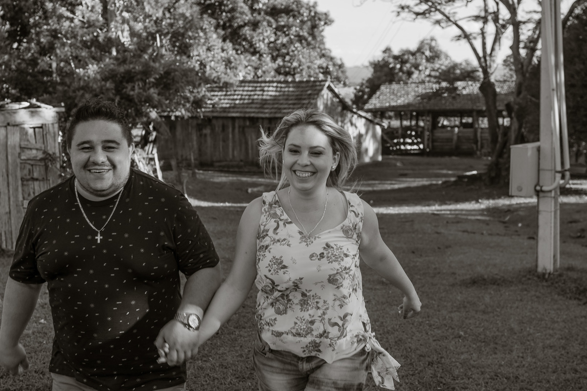 FOTOGRAFIA NOIVOS ENSAIO EXTERNO NO SITIO NOIVADO FOTOS CASAL AR LIVRE