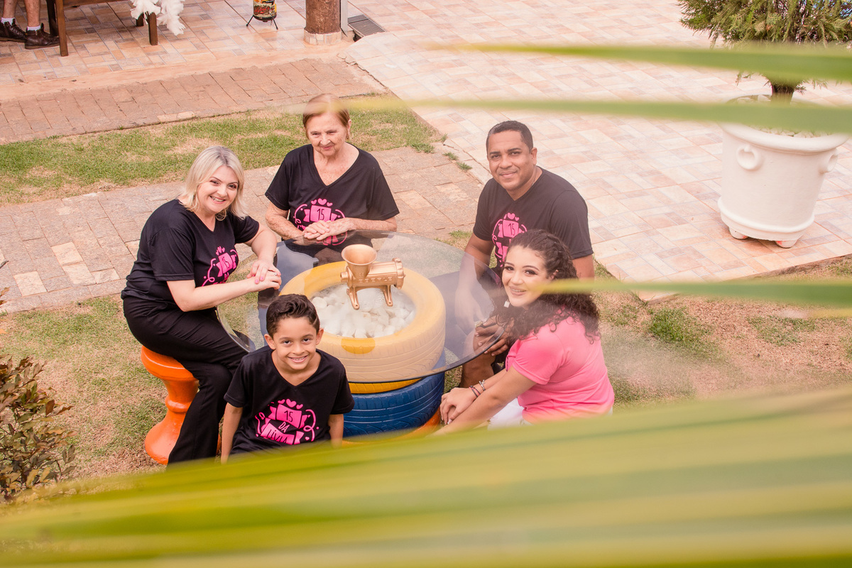 ENSAIO FOTOGRAFICO EXTERNO ANIVERSARIO 15 ANOS FOTOS COM FAMILIA E ENSAIO DE RETRATOS E POSES FOTOS 