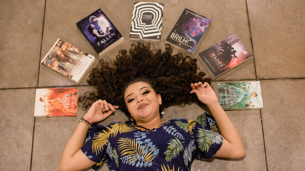 ENSAIO FOTOGRAFICO EXTERNO ANIVERSARIO 15 ANOS FOTOS COM FAMILIA E ENSAIO DE RETRATOS E POSES FOTOS ENSAIO COM LIVROS