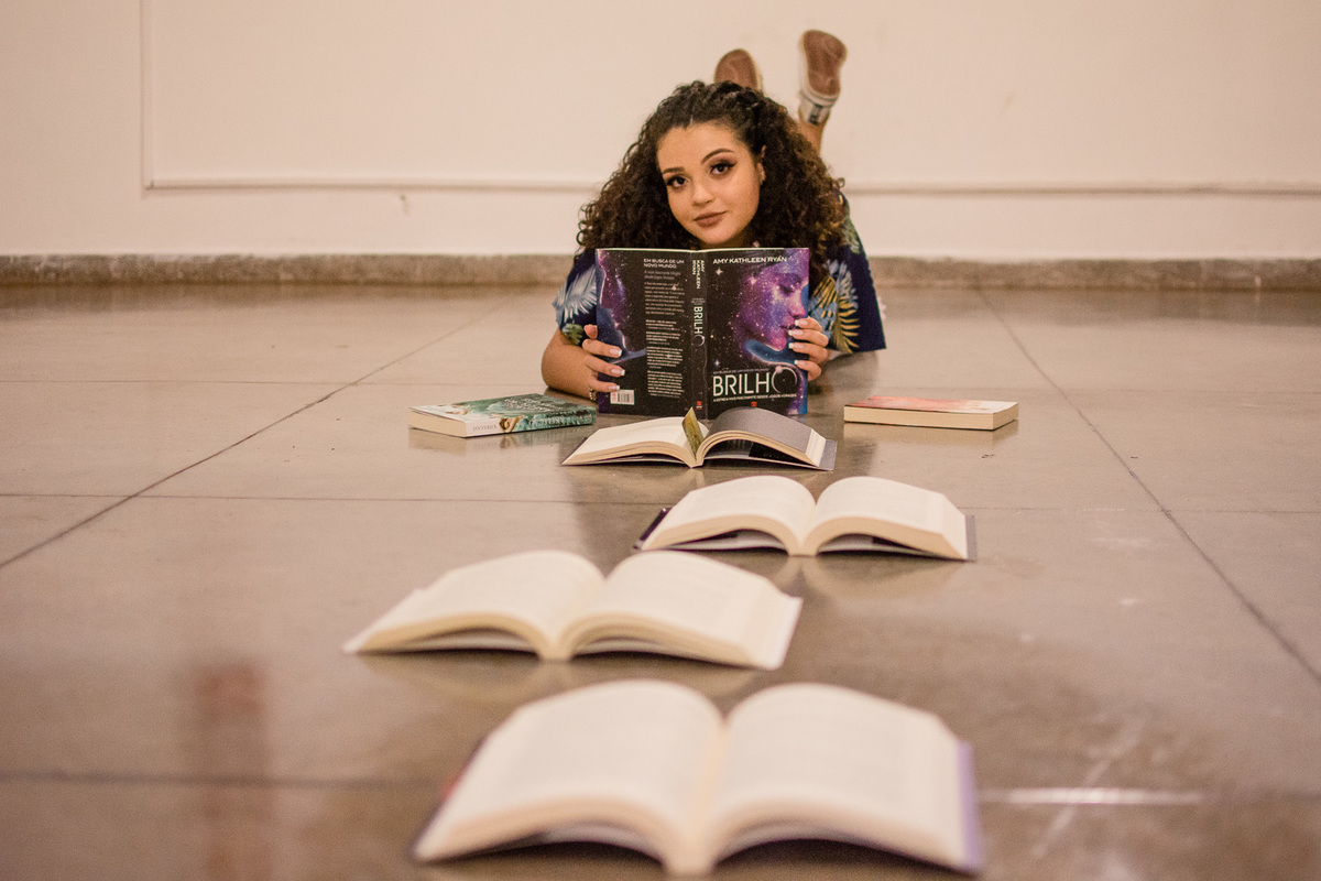 ENSAIO FOTOGRAFICO EXTERNO ANIVERSARIO 15 ANOS FOTOS COM FAMILIA E ENSAIO DE RETRATOS E POSES FOTOS ENSAIO COM LIVROS