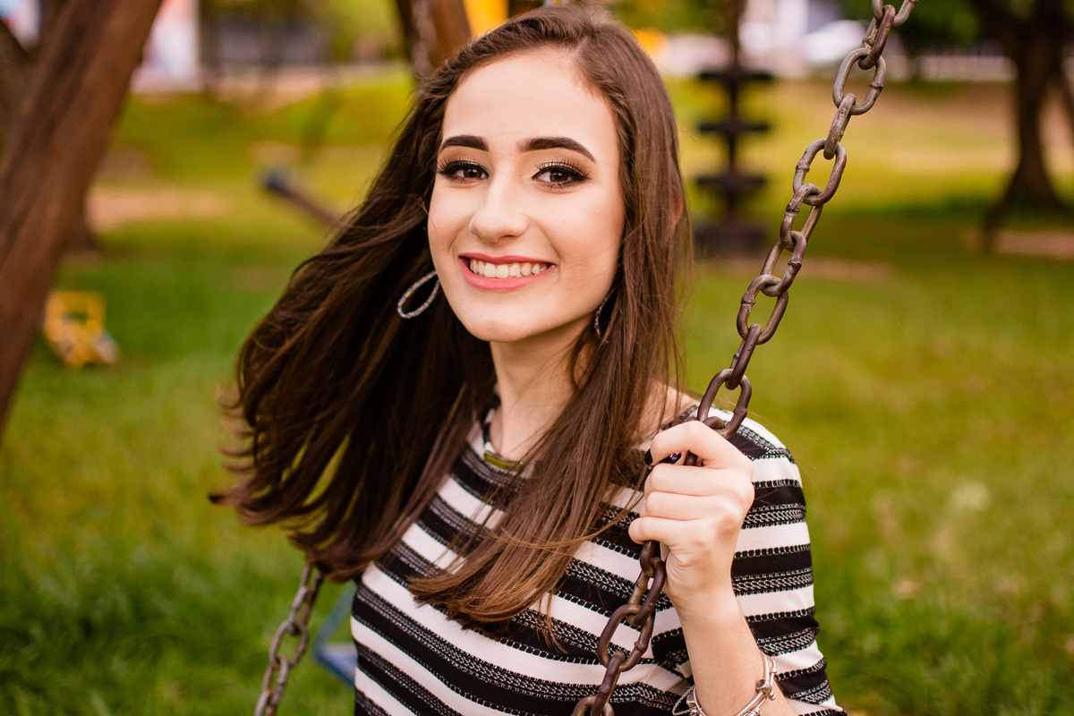 POSES E RETRATOS ENSAIO 15 ANOS PARQUE DO POVO FOTOS EXTERNAS COM FAMILIA E AMIGAS FOTOS CRIATIVAS 