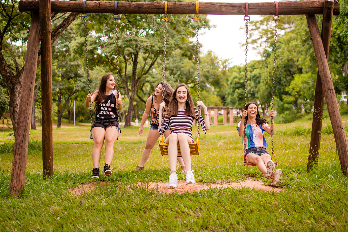 POSES E RETRATOS ENSAIO 15 ANOS PARQUE DO POVO FOTOS EXTERNAS COM FAMILIA E AMIGAS FOTOS CRIATIVAS 