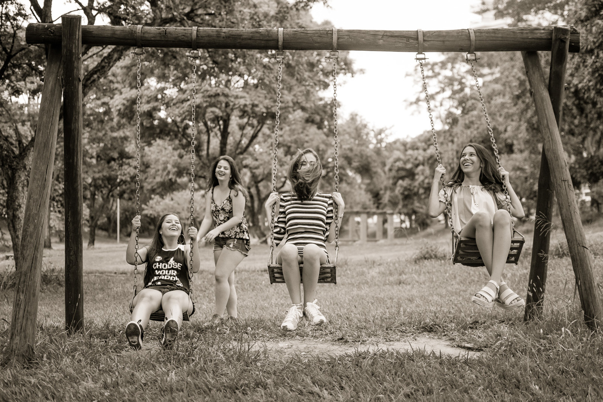 POSES E RETRATOS ENSAIO 15 ANOS PARQUE DO POVO FOTOS EXTERNAS COM FAMILIA E AMIGAS FOTOS CRIATIVAS 