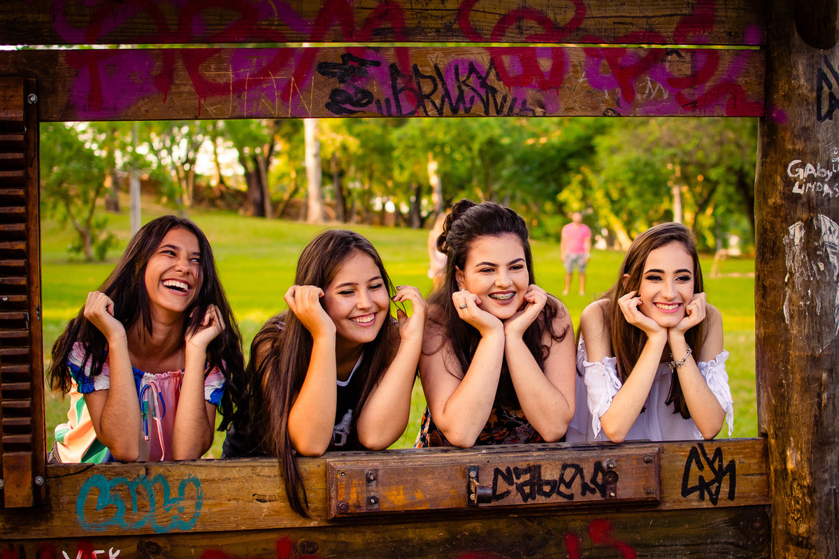 POSES E RETRATOS ENSAIO 15 ANOS PARQUE DO POVO FOTOS EXTERNAS COM FAMILIA E AMIGAS FOTOS CRIATIVAS 