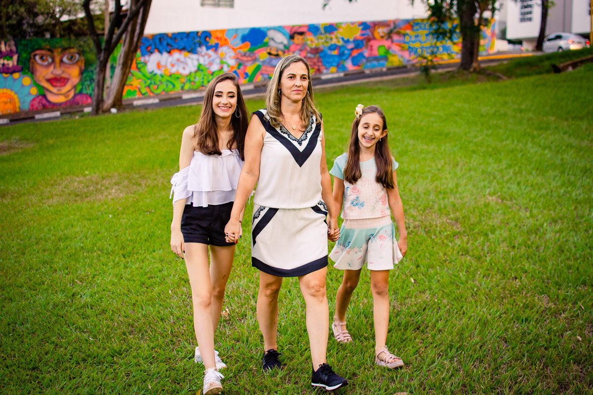 POSES E RETRATOS ENSAIO 15 ANOS PARQUE DO POVO FOTOS EXTERNAS COM FAMILIA E AMIGAS FOTOS CRIATIVAS 