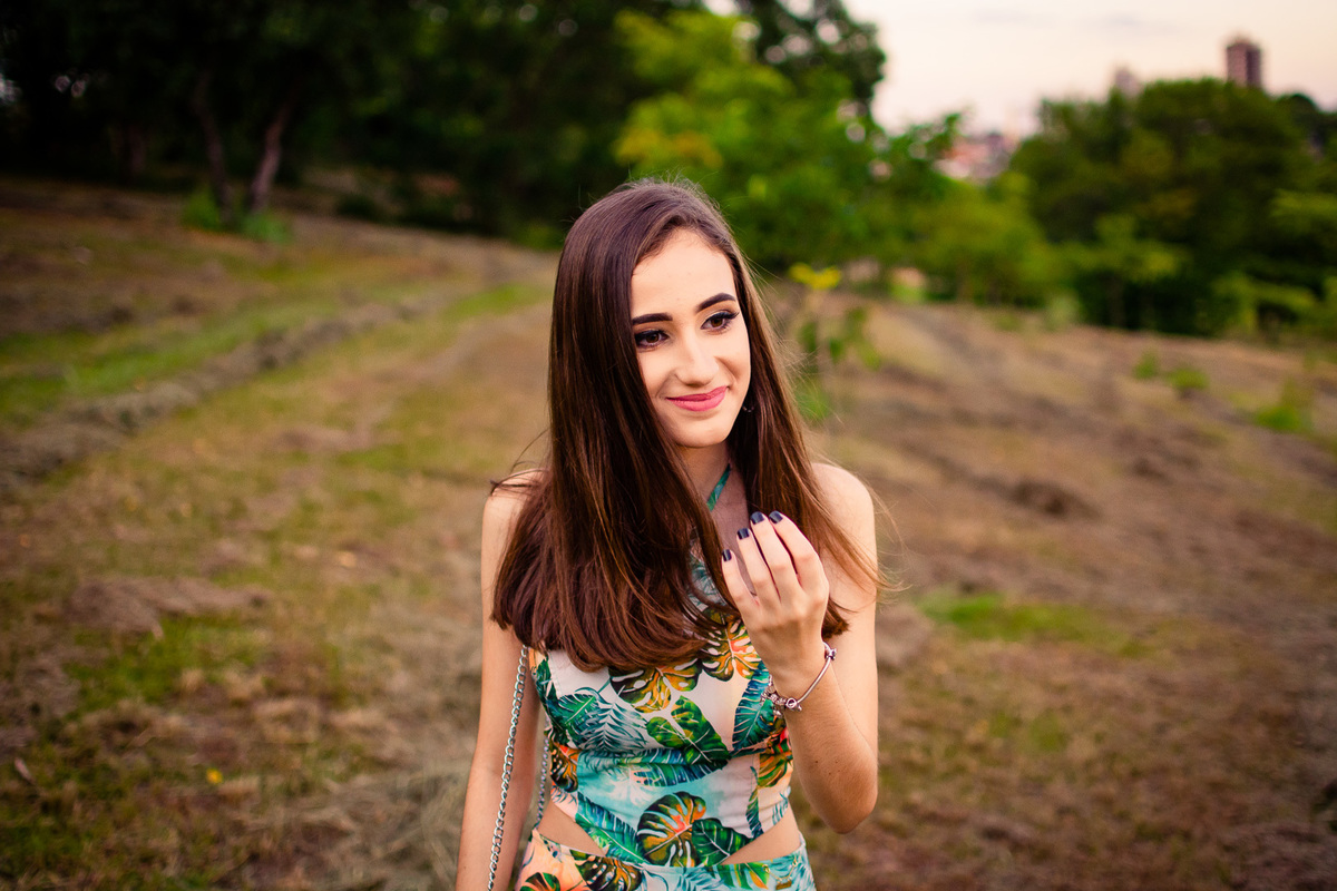 POSES E RETRATOS ENSAIO 15 ANOS PARQUE DO POVO FOTOS EXTERNAS COM FAMILIA E AMIGAS FOTOS CRIATIVAS 