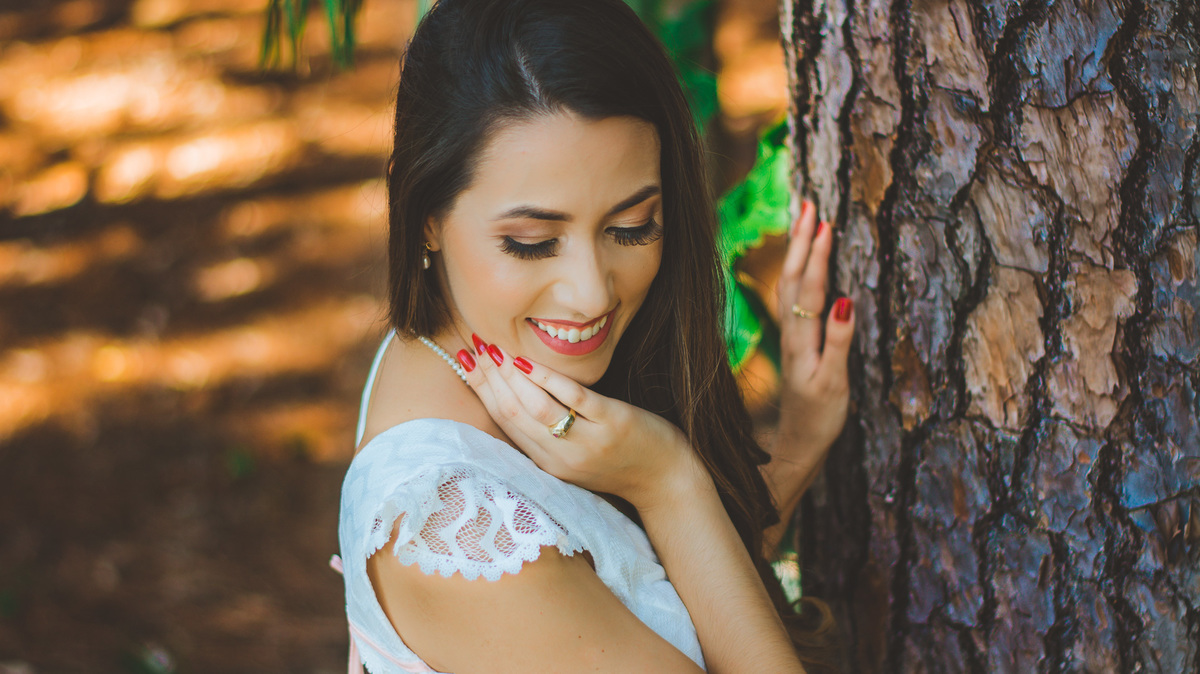 ensiao da aniversariante perto das arvores