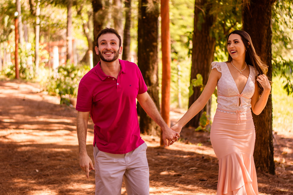 fotos do casal perto das arvores natureza