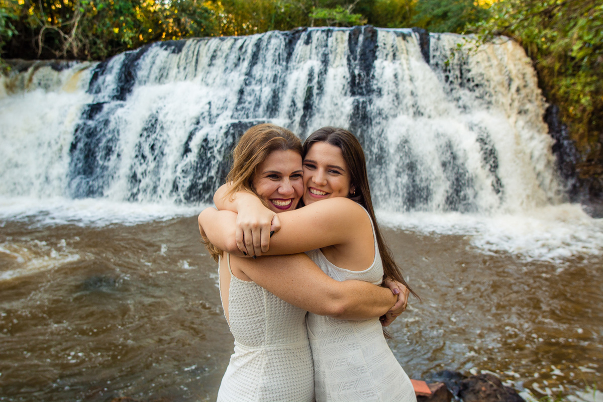 POSES E RETRATOS ENSAIO 15 ANOS PARQUE DO POVO FOTOS EXTERNAS COM FAMILIA E AMIGAS FOTOS CRIATIVAS 