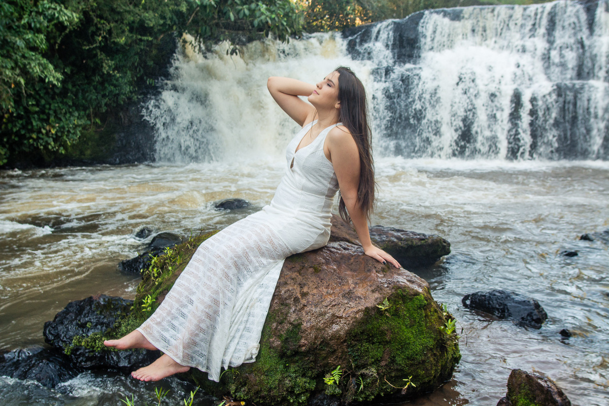 POSES E RETRATOS ENSAIO 15 ANOS PARQUE DO POVO FOTOS EXTERNAS COM FAMILIA E AMIGAS FOTOS CRIATIVAS 