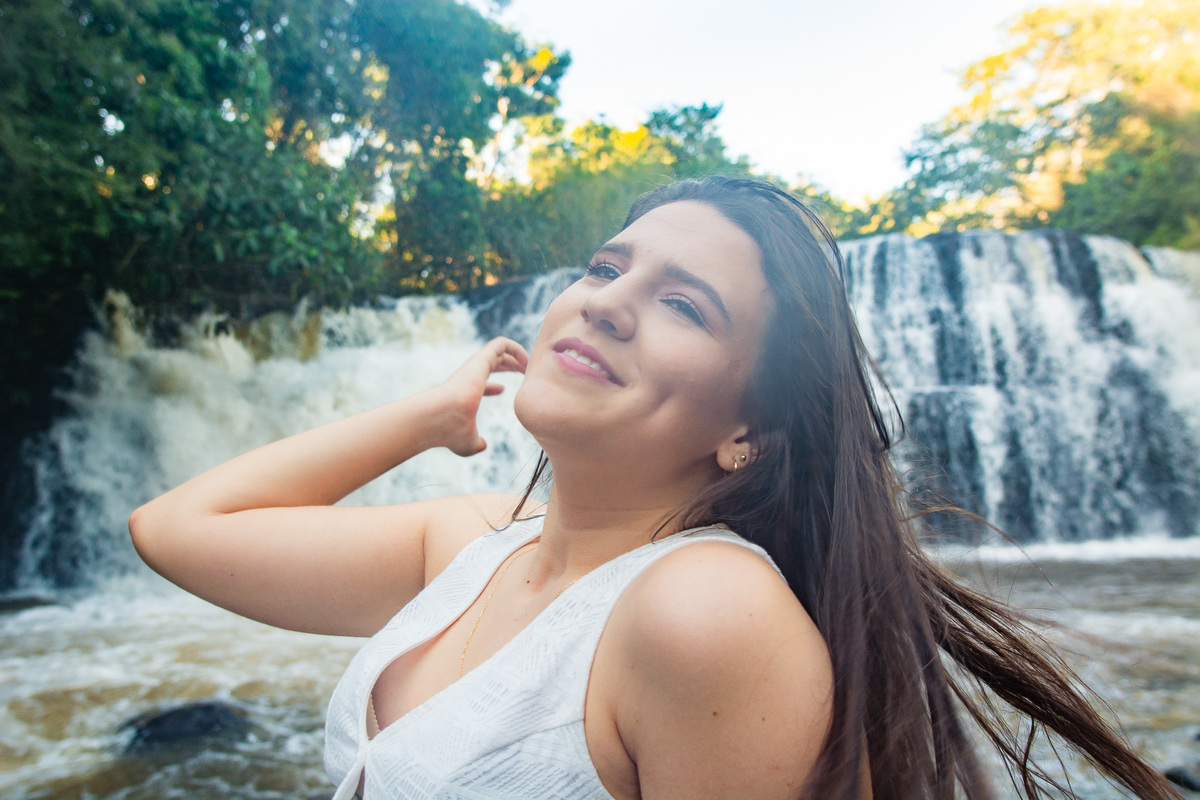 POSES E RETRATOS ENSAIO 15 ANOS PARQUE DO POVO FOTOS EXTERNAS COM FAMILIA E AMIGAS FOTOS CRIATIVAS 