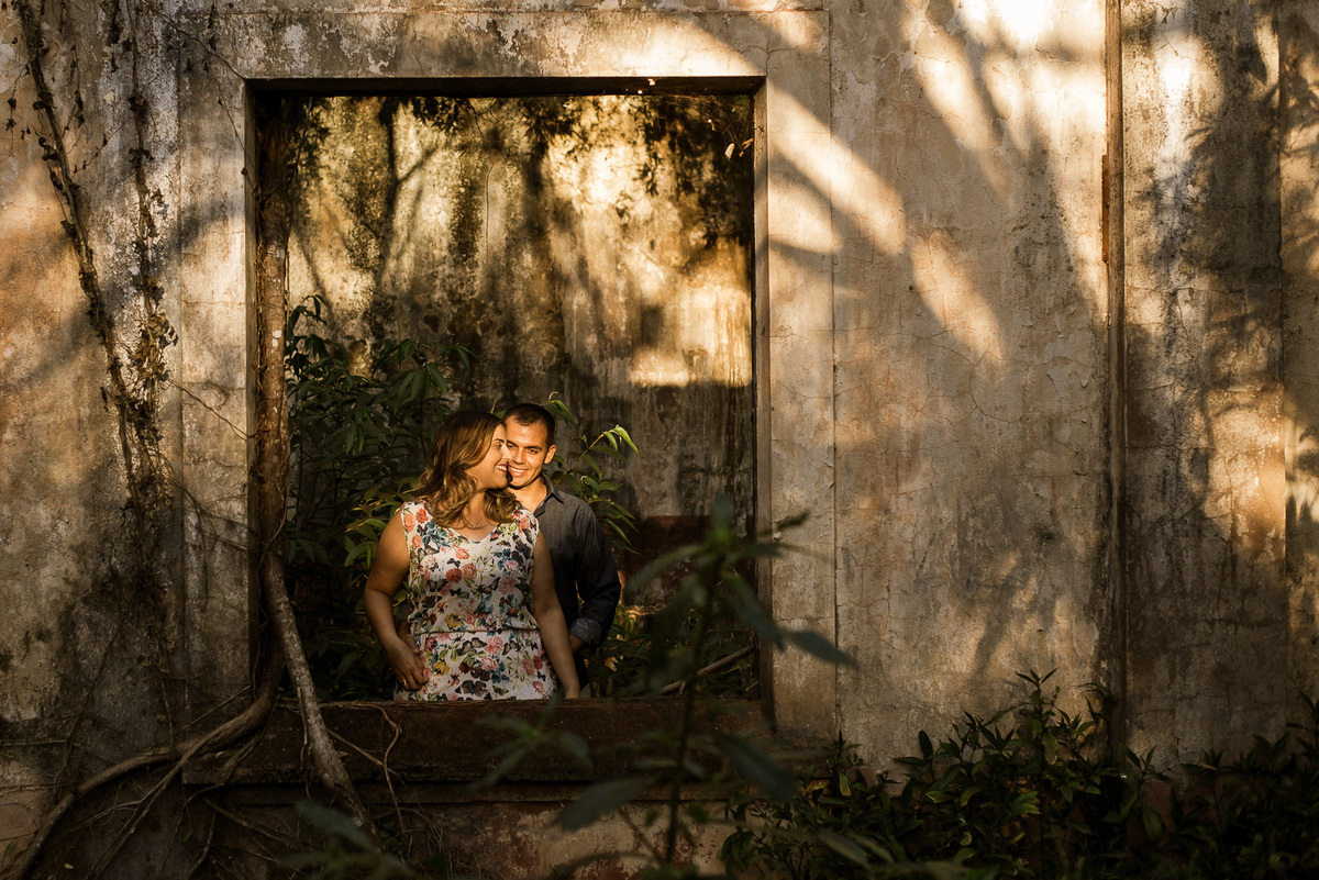 ensaio pre casamento na cachoeira fotografia de casal noivos 