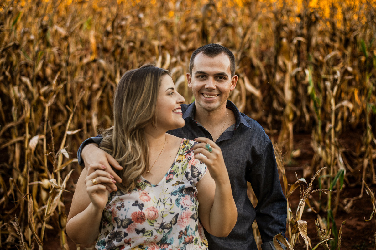 ensaio pre casamento na cachoeira fotografia de casal noivos 