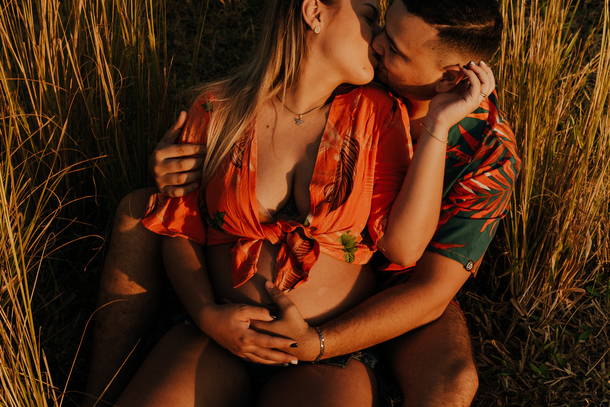 ensaio fotografico gestante mamãe fotos de gravida pirapozinho ensaio de casal externo foto gestação