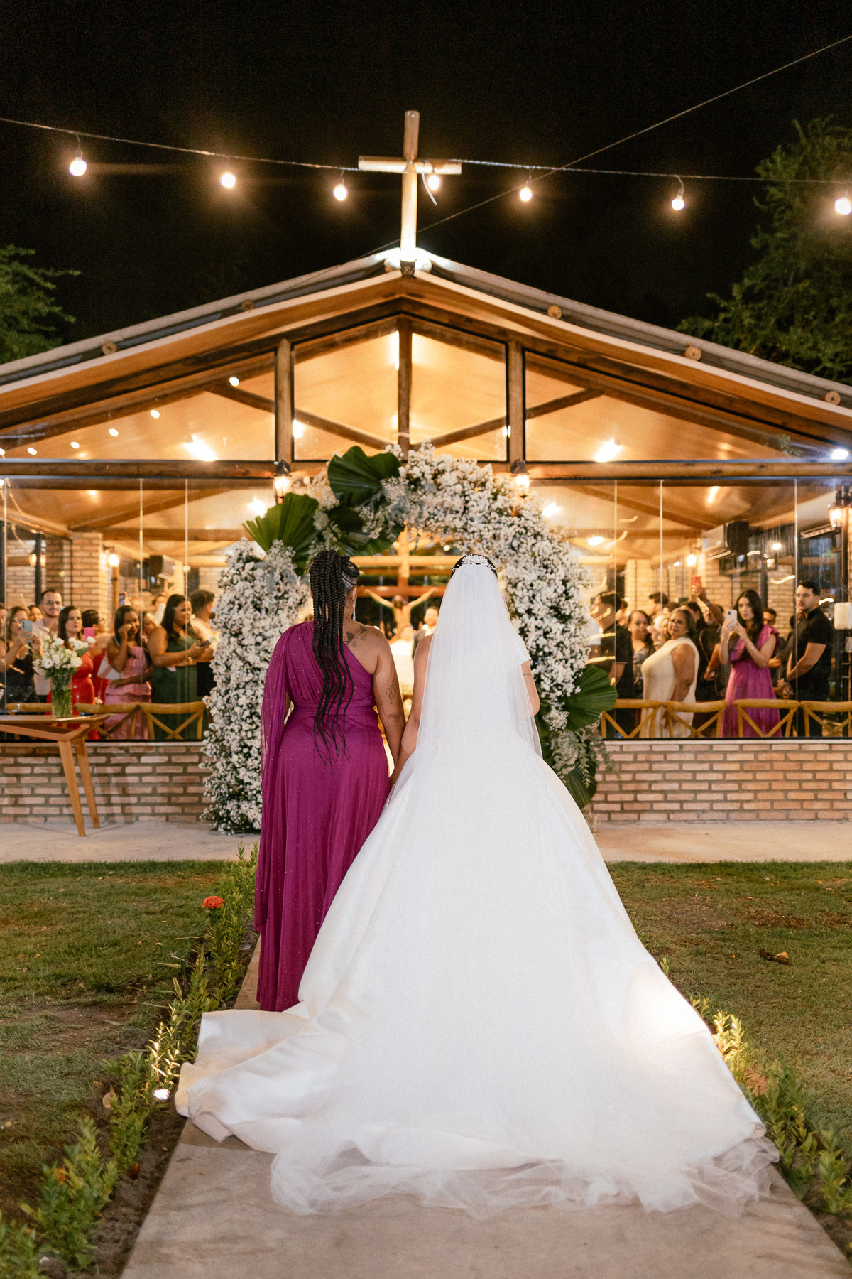 Noiva entrando na Capela Nossa Senhora Desatadora de Nós em Aracaju