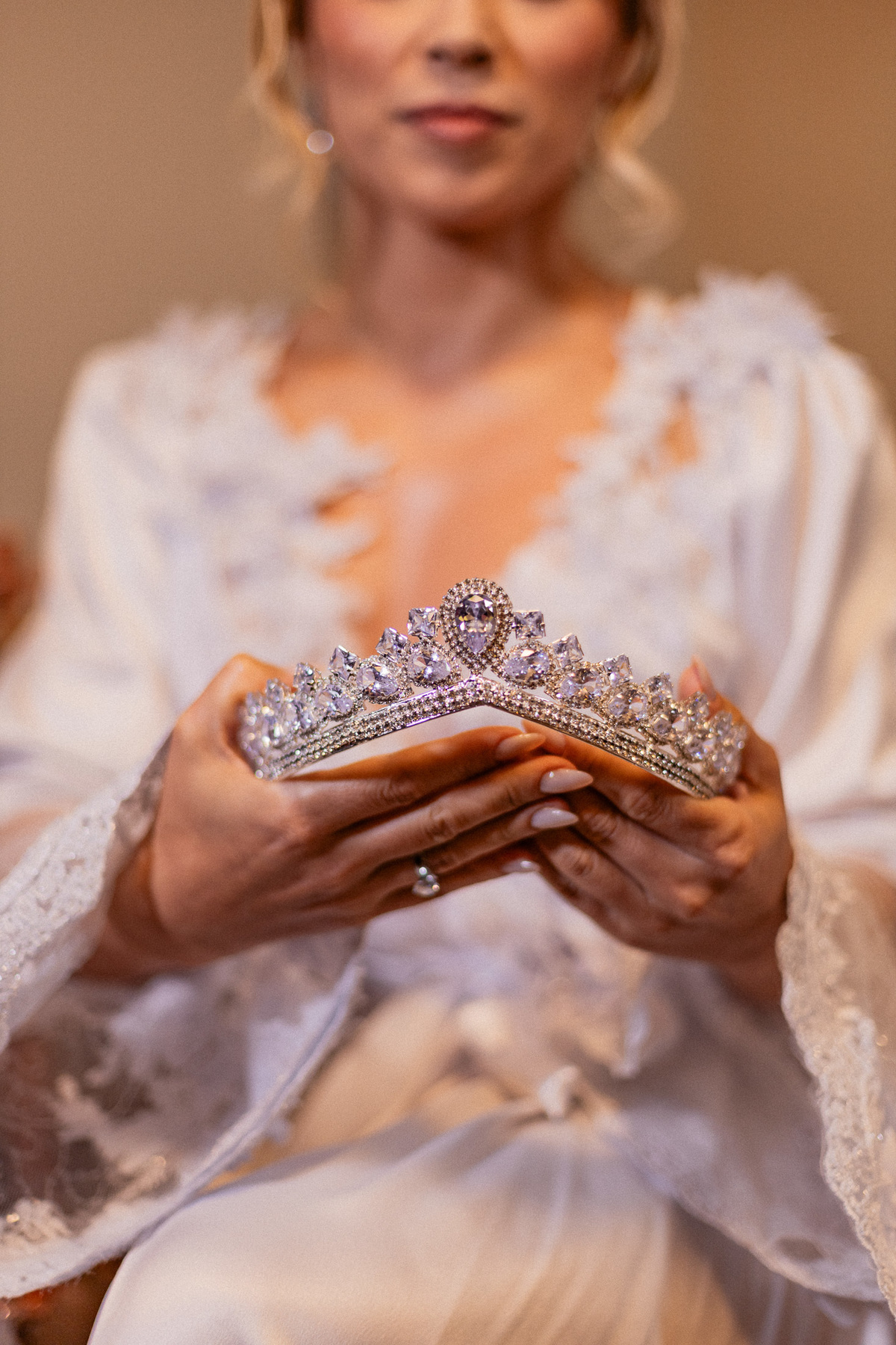 Noiva Michele se arrumando para o casamento na Fazenda Bonanza em Sergipe