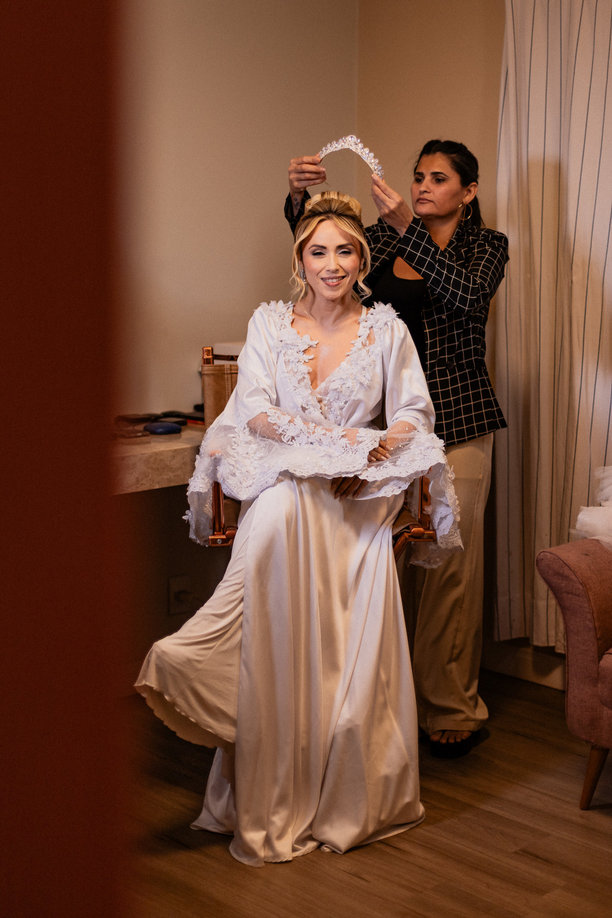 Noiva Michele se arrumando para o casamento na Fazenda Bonanza em Sergipe