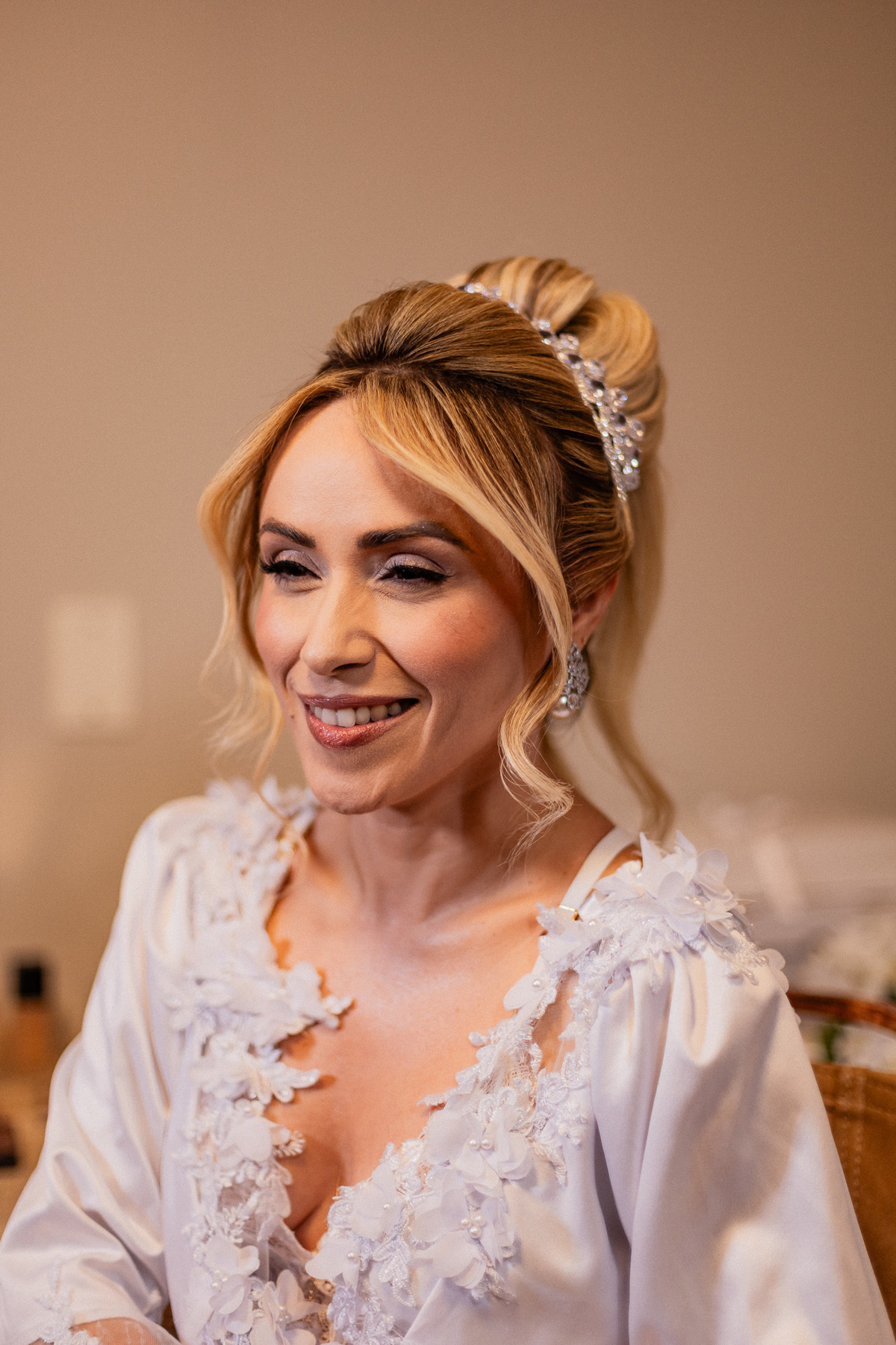 Noiva Michele se arrumando para o casamento na Fazenda Bonanza em Sergipe