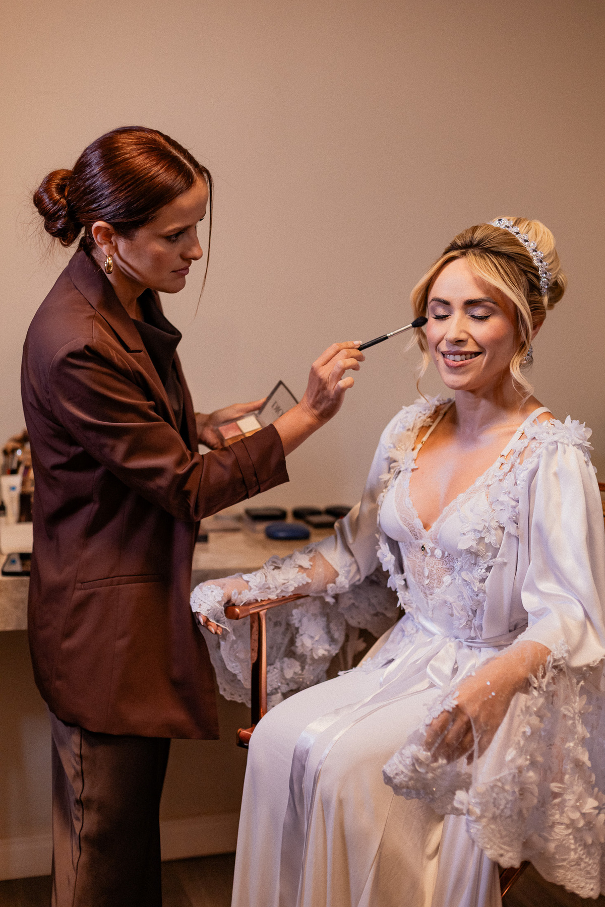 Noiva Michele se arrumando para o casamento na Fazenda Bonanza em Sergipe