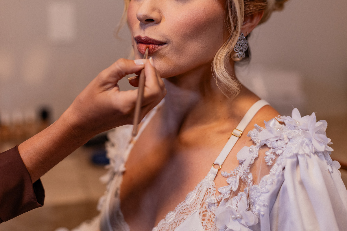 Noiva Michele se arrumando para o casamento na Fazenda Bonanza em Sergipe