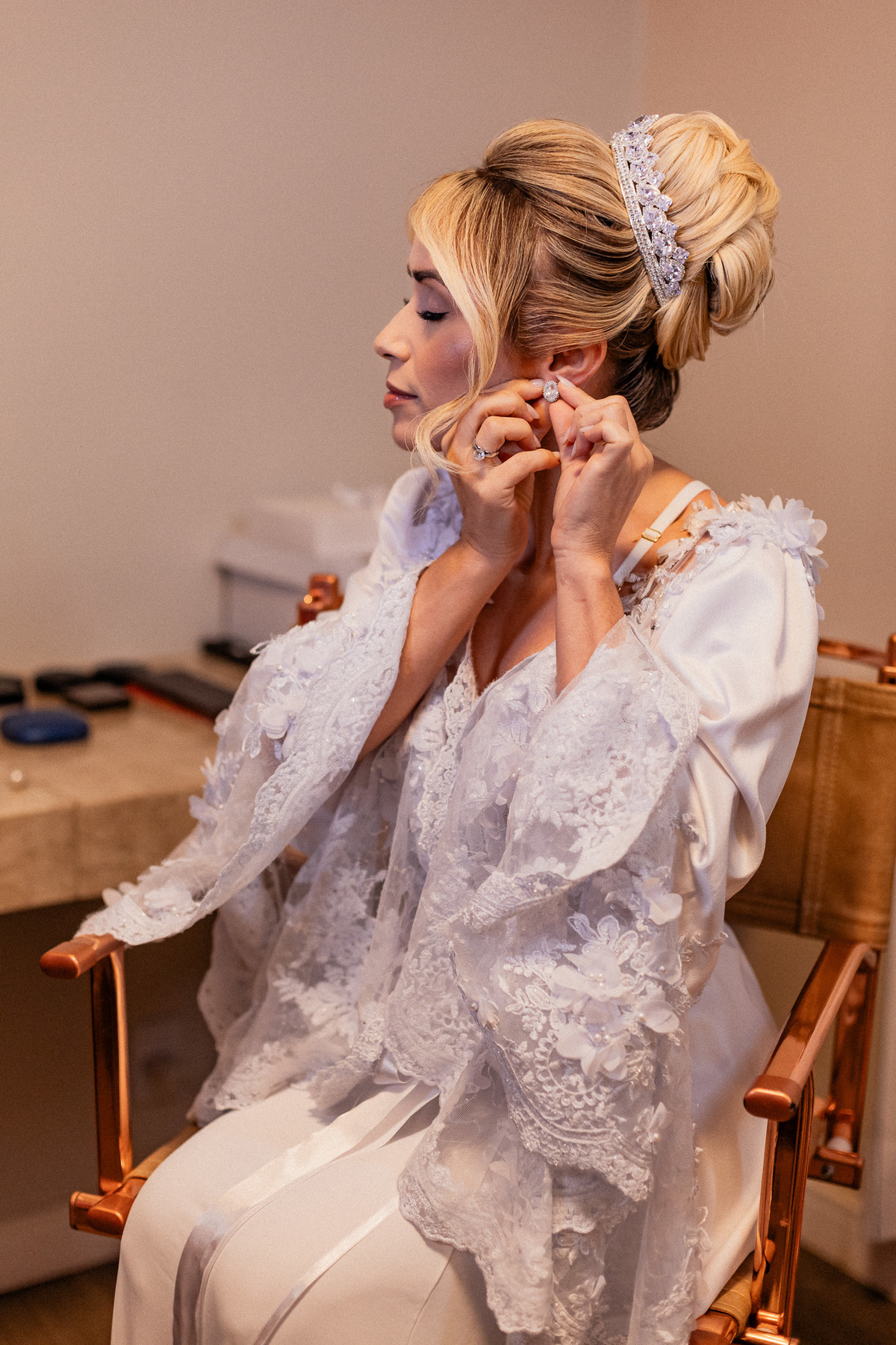 Noiva Michele se arrumando para o casamento na Fazenda Bonanza em Sergipe