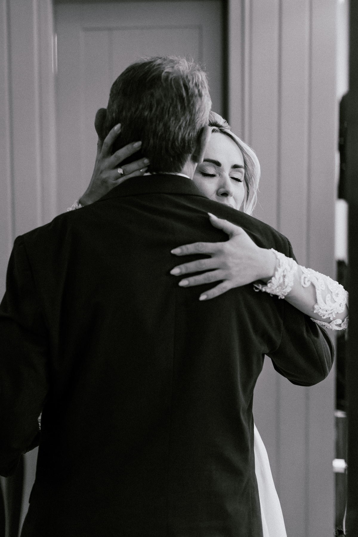 Noiva Michele se arrumando para o casamento na Fazenda Bonanza em Sergipe