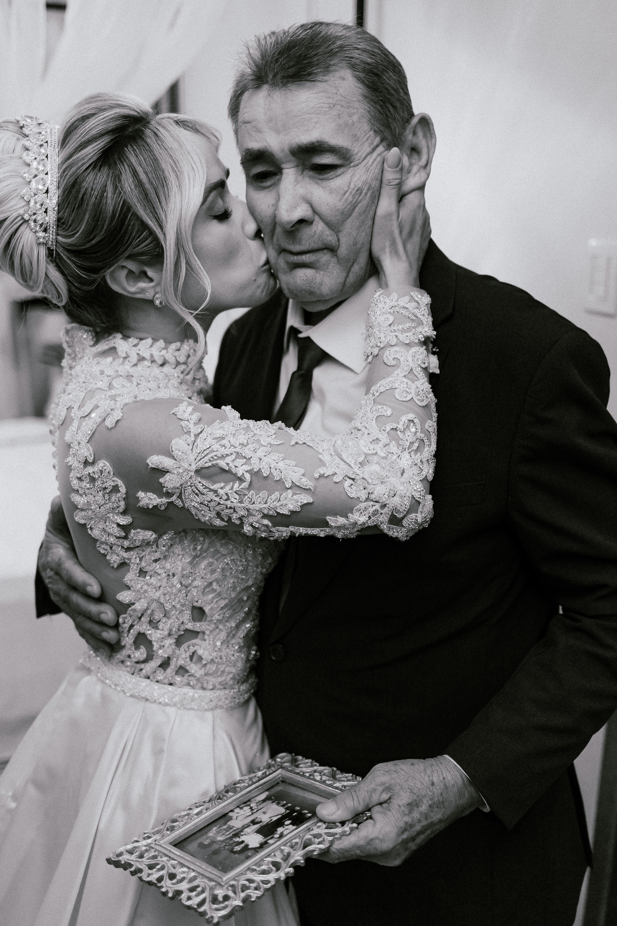 Noiva Michele se arrumando para o casamento na Fazenda Bonanza em Sergipe