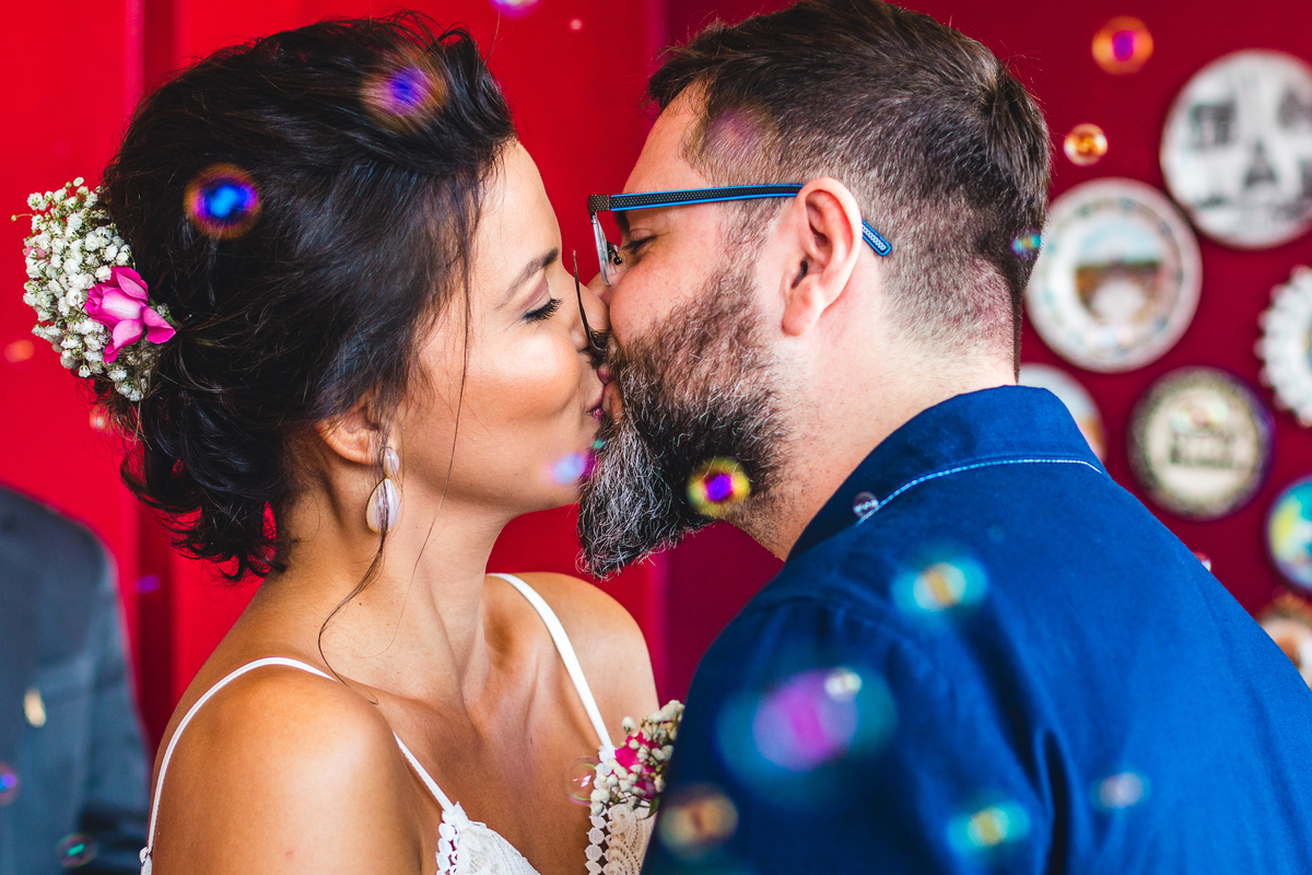 Beijo dos noivos com bolinha de sabão