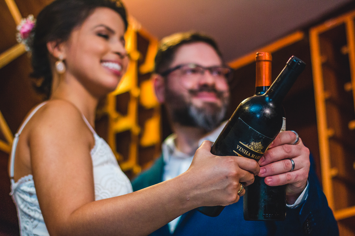 Brinde com garrafa de vinho