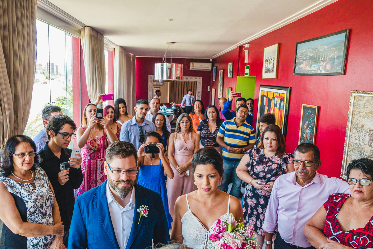 Noivos e convidados casamento civil