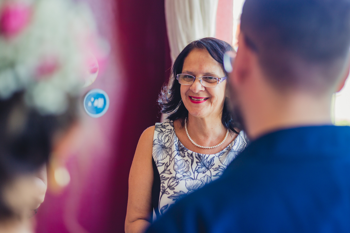 Mãe do noivo sorrindo